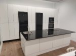 cocina-de-madera-lacada-blanca-con uero-1